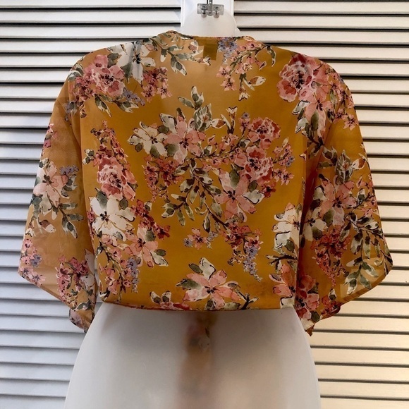 Floral cropped flare sleeve front tie size medium - Picture 3 of 6